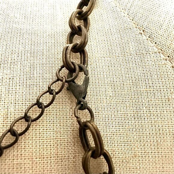 Howlite cluster brass tone necklace - Picture 7 of 8